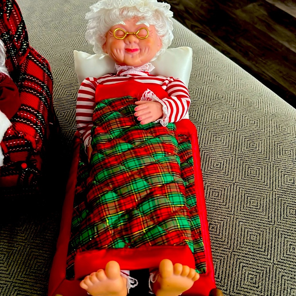 Vintage Telco Sleeping Mrs. Santa Clause Snoring Animated Christmas. It works!